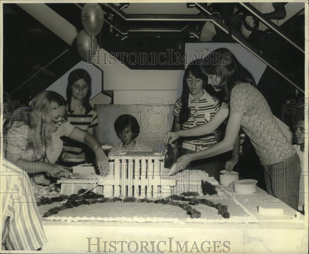 1973 Press Photo LSUNO students have cake, University Center- Historic Images