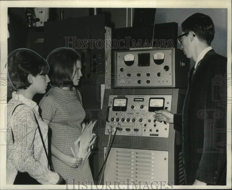 Load image into Gallery viewer, 1967 Press Photo LSUNO-Lawrence Guderian demonstrates super conductivity
