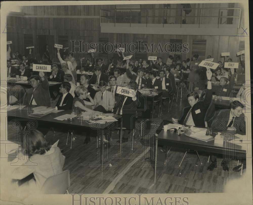 1968 Press Photo College students participate on model United Nations Assembly