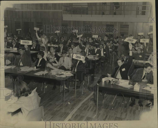 1968 Press Photo College students participate on model United Nations Assembly