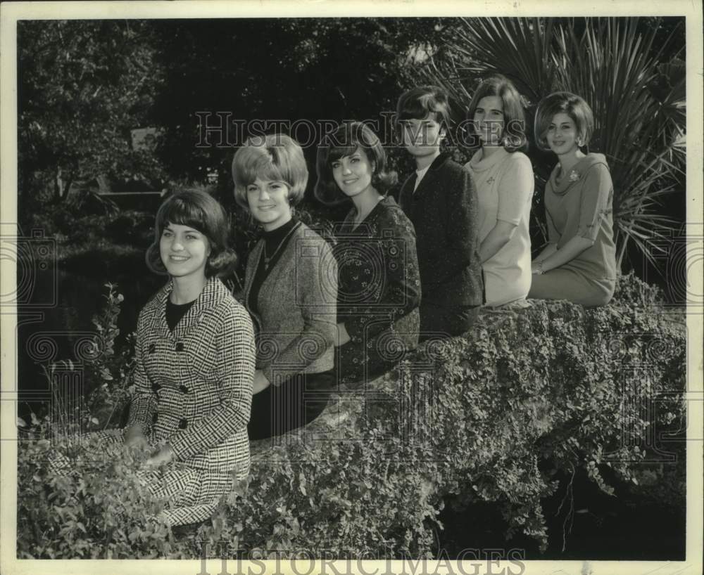 1966 Press Photo Jane Kerlec and constants of "Sweetheart of LSUNO" - noo41319