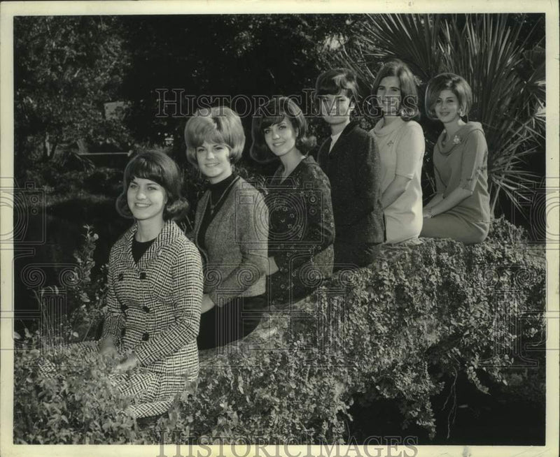 Load image into Gallery viewer, 1966 Press Photo Jane Kerlec and constants of "Sweetheart of LSUNO" - noo41319
