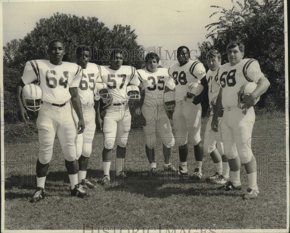 1868 Press Photo Paul Jones & LSUNO football defensive lineman and linebackers - Historic Images