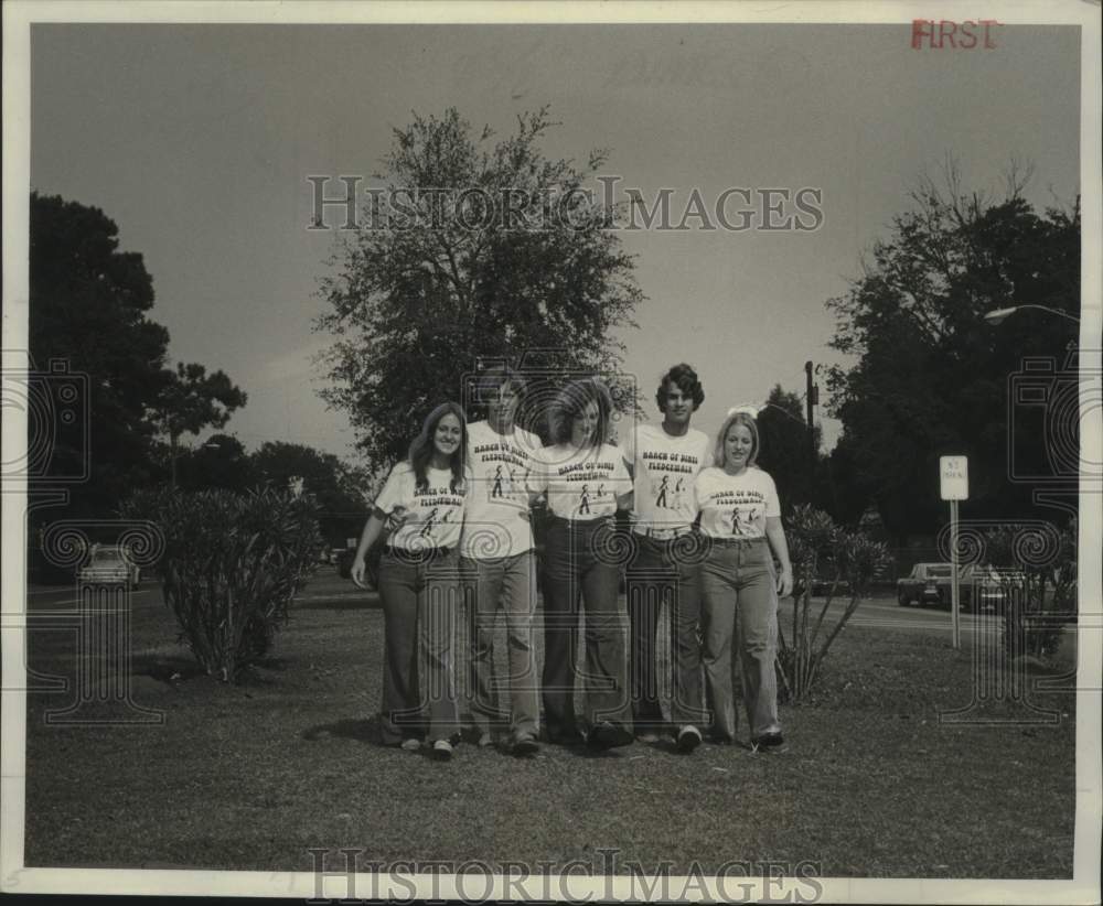 1975 Press Photo Jefferson Parish-Yvette Thibodeaux &amp; walkers for March of Dimes- Historic Images