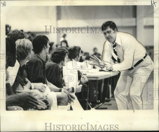 1974 Press Photo LSUNO basketball coach Ron Greene talks to team, Lakefront gym