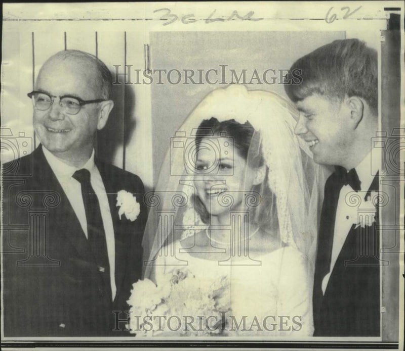 Load image into Gallery viewer, 1969 Press Photo Governor Lester Maddox at the wedding of his son Larry Riggs
