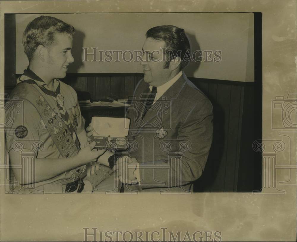 1970 Press Photo Henry Maddux III received Eagle Scout pin from Yu Vonne Melton- Historic Images