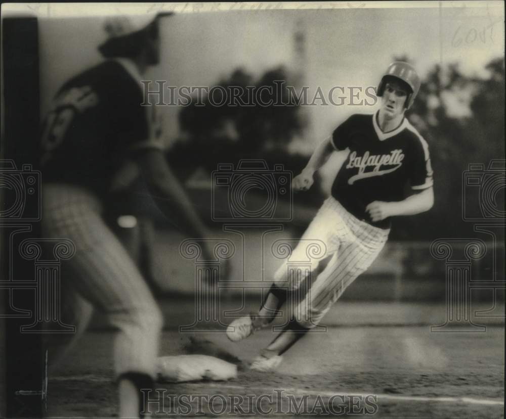 1976 Press Photo Lafayette centerfielder Mike Madona rounds third to home plate- Historic Images