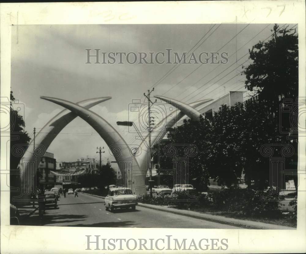 1974 Press Photo Entrance to Mombasa, Kenya marked by two pairs of giant tusks- Historic Images