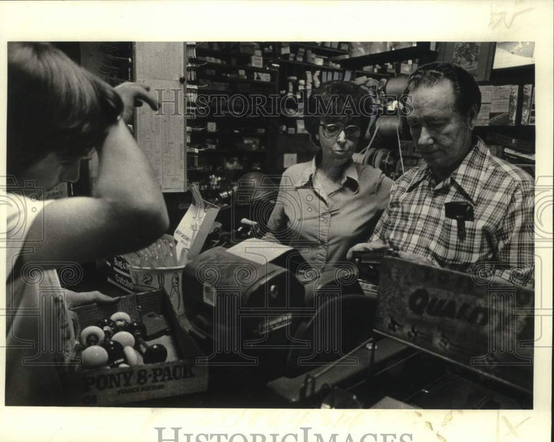 Load image into Gallery viewer, 1979 Press Photo Kathryn &amp; Pressley Kibbe owners of Siren's Hardware on Cohn St.
