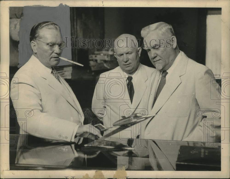 Load image into Gallery viewer, 1965 Press Photo Tito, Nikita Khrushchev, and Nikolai Bulganin - noo41489
