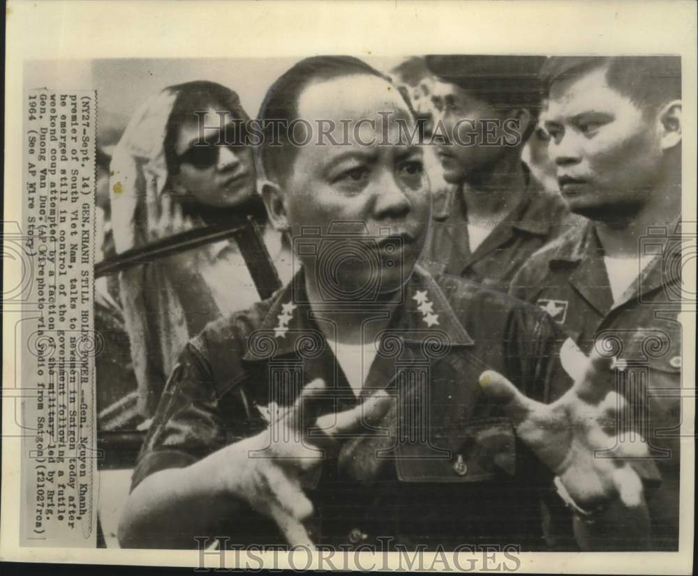 Press Photo Saigon-General Nguyen Khan talks with newsman - Historic Images