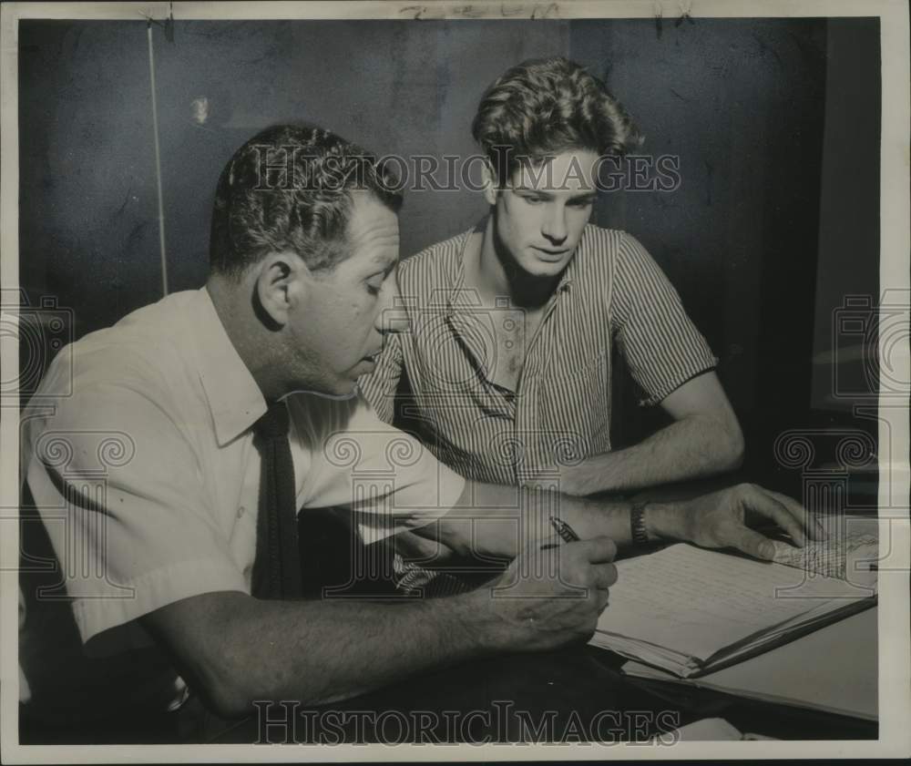 1961 Press Photo Jefferson Sheriff John G. "Jack" Fitzgerald issues warrant