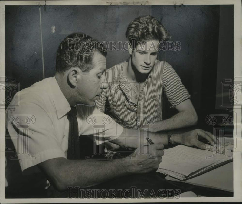 Load image into Gallery viewer, 1961 Press Photo Jefferson Sheriff John G. "Jack" Fitzgerald issues warrant
