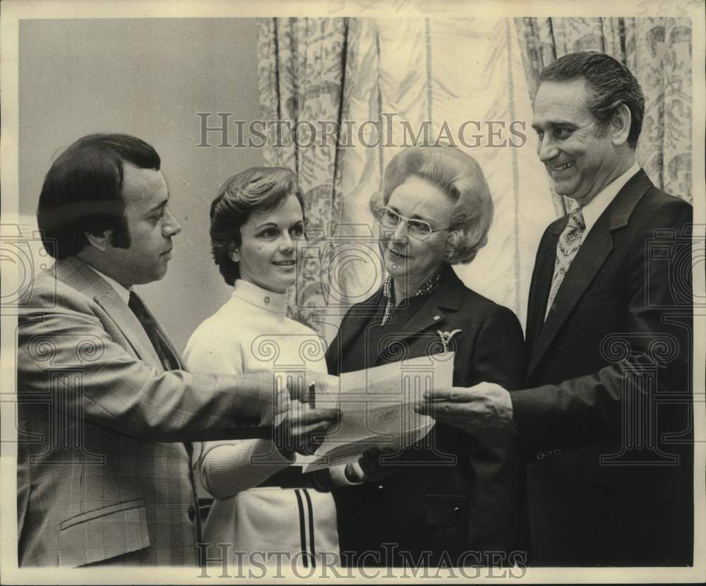 1975 Press Photo New Orleans-Mrs. Moon Landrieu &amp; beautification planning group- Historic Images