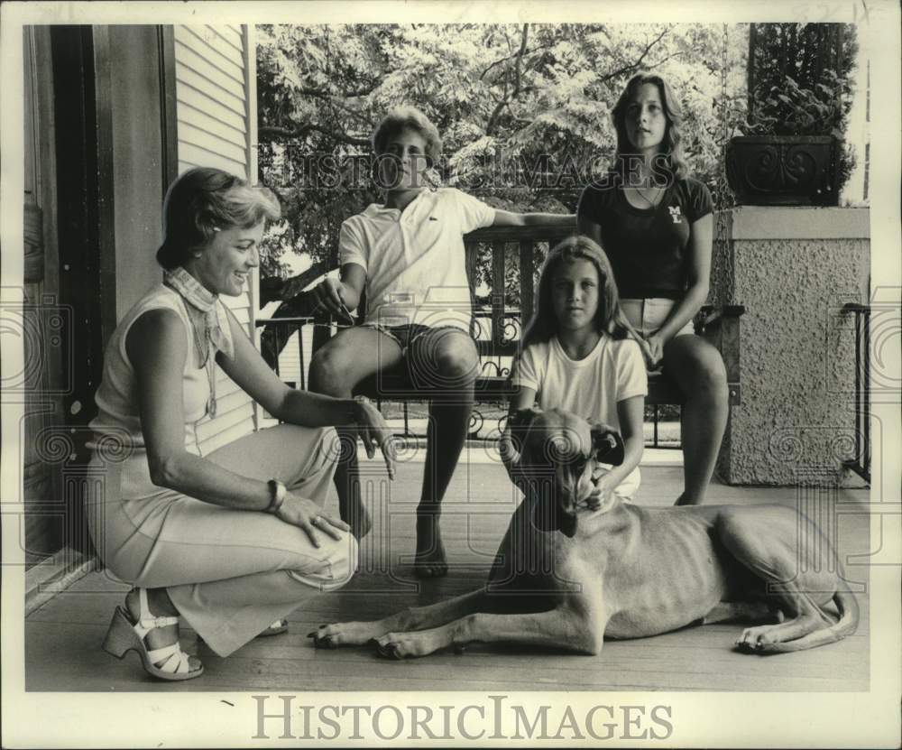 1976 Press Photo New Orleans-Mrs. Moon Landrieu with children and  dog, Max- Historic Images