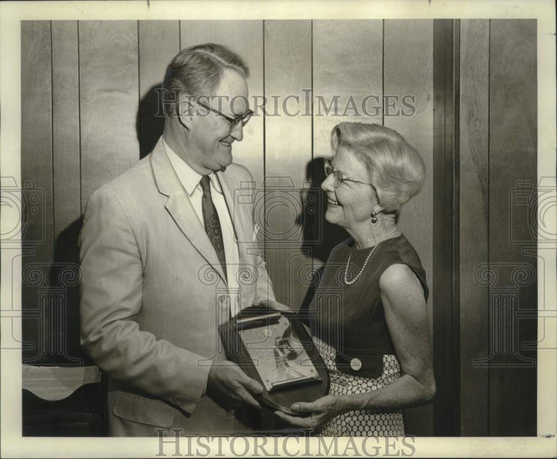 Load image into Gallery viewer, 1969 Press Photo Mrs. Charles Keller Junior, Foreign Relations Association Award
