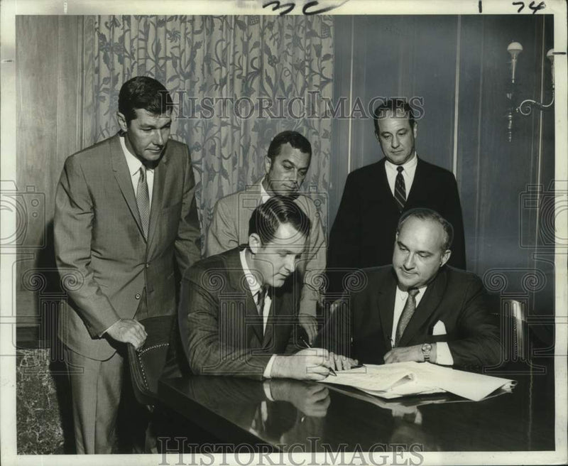 Load image into Gallery viewer, 1969 Press Photo Contract signing to purchase land- Lakeside Hospital for Women
