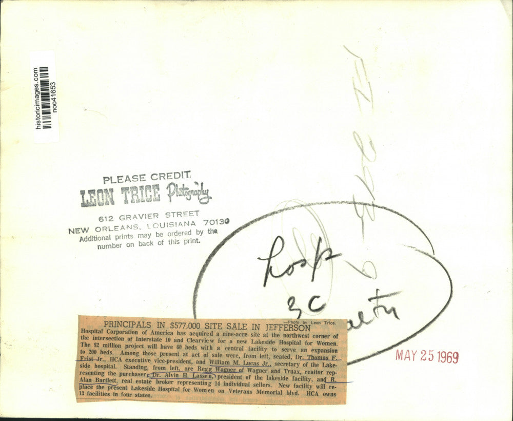 1969 Press Photo Contract signing to purchase land- Lakeside Hospital for Women