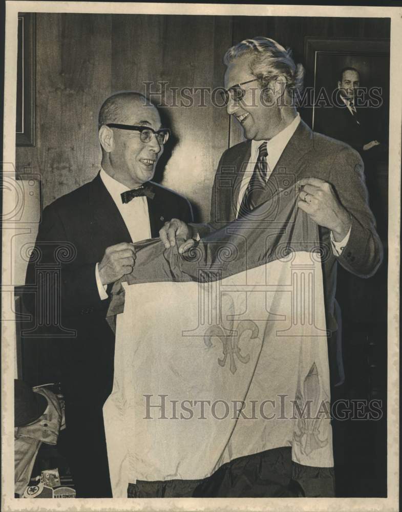 1971 Press Photo Mayor Moon Landrieu presents New Orleans flag to Masasho Osano - Historic Images