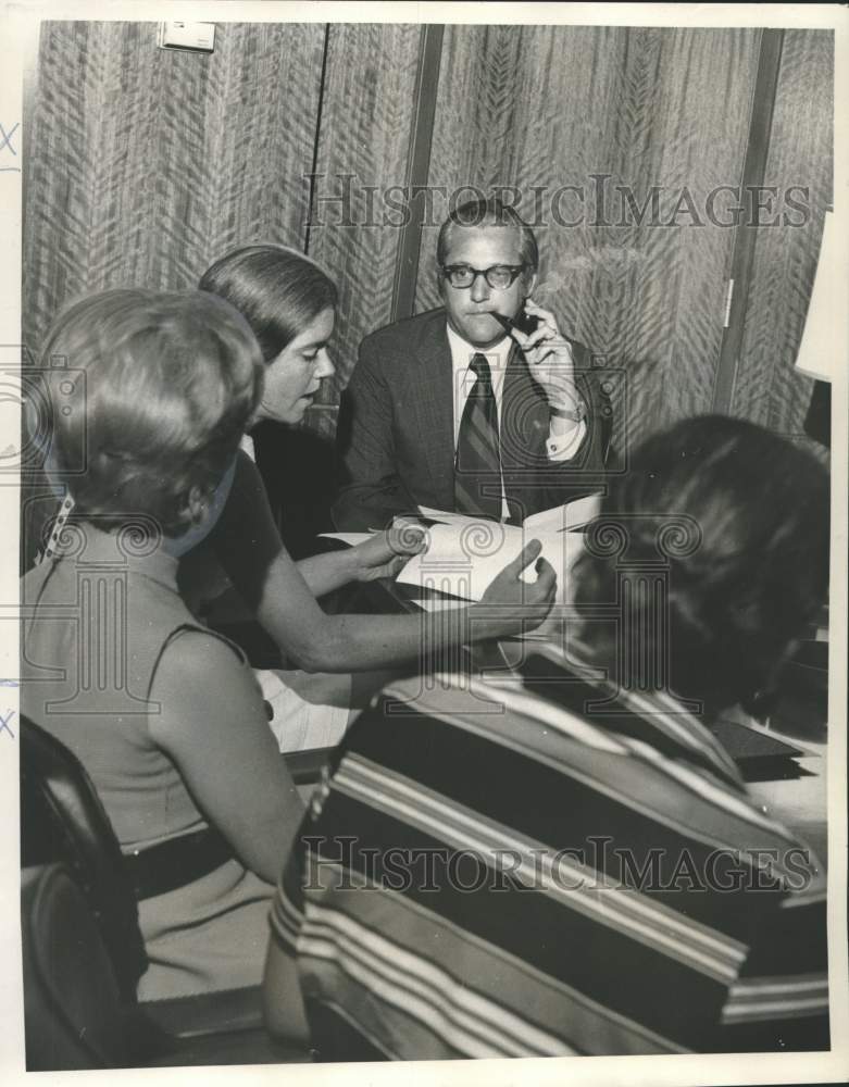 1971 Press Photo Mayor Moon Landrieu listens to Mrs. Gerald E. Siefken- Historic Images