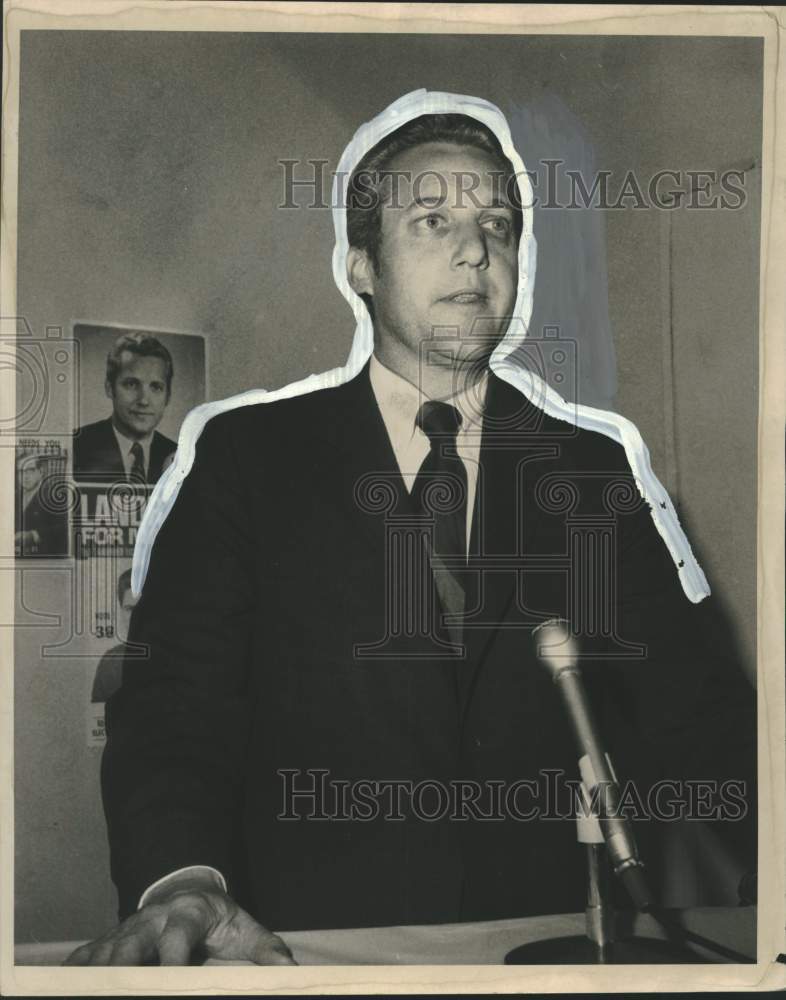 1969 Press Photo Mayor Moon Landrieu addressing supporters at 631 Milan Street- Historic Images