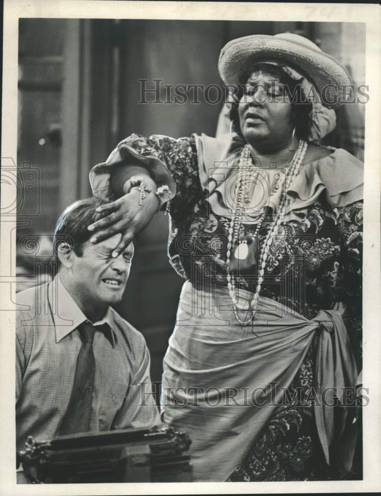 1979 Press Photo Max Gail and Mabel King in &quot;Barney Miller&quot; airing on ABC- Historic Images