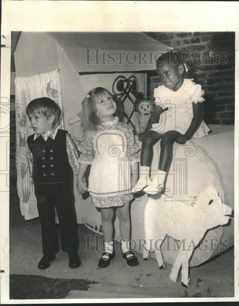 1972 Press Photo Show models showcasing the latest in children's fashion - Historic Images