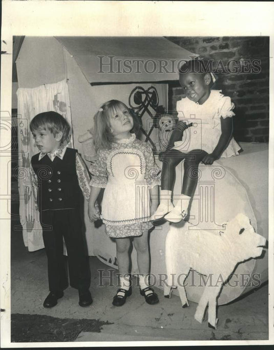 1972 Press Photo Show models showcasing the latest in children's fashion - Historic Images