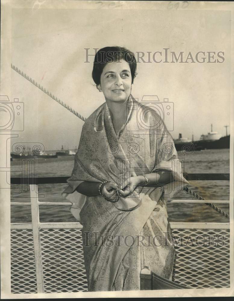 1969 Press Photo Begum Zehra Jung, on boat ride in Port of New Orleans- Historic Images