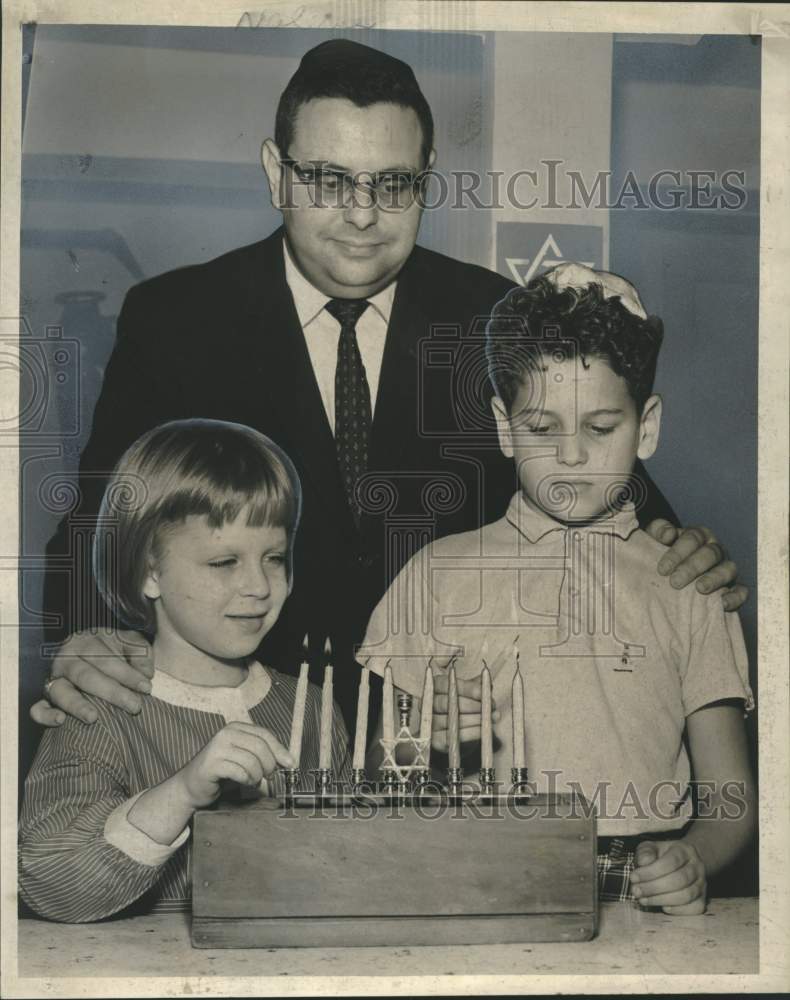 Load image into Gallery viewer, 1961 Press Photo Chanukah ceremonies at New Orleans Hebrew academy - noo41908

