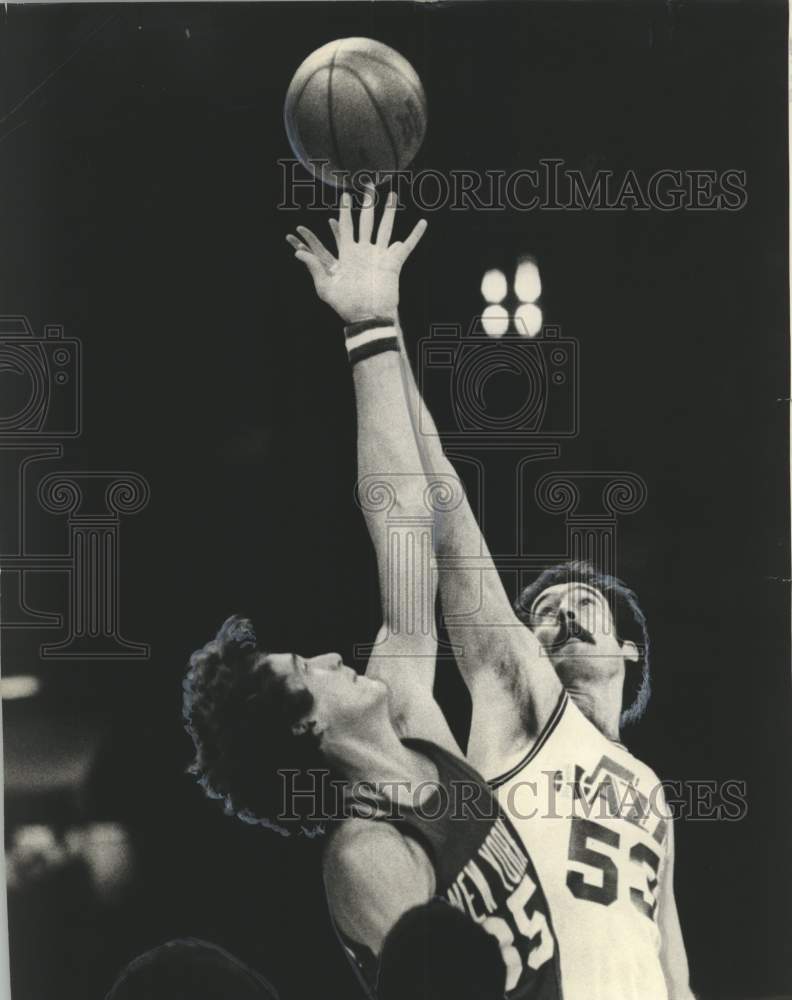 1976 Press Photo New Orleans Jazz plays a pre-season game against San Antonio- Historic Images