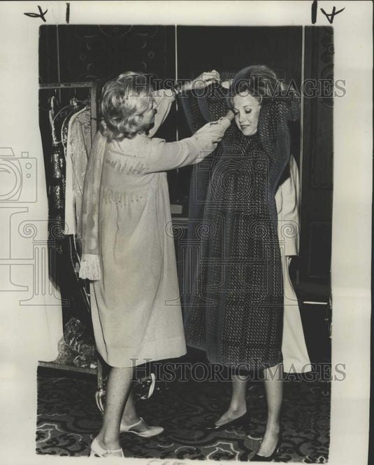 1974 Press Photo Martha Radelat & Penny Delesdernier in Galanos chemise dress- Historic Images
