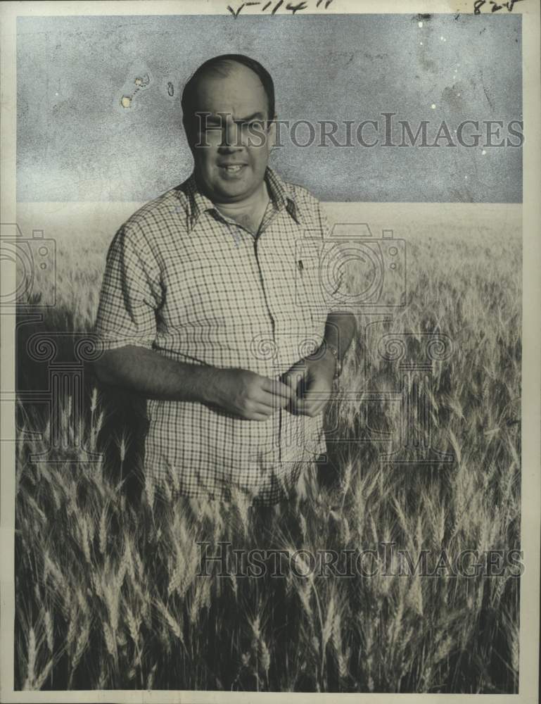 1975 Press Photo Charles Kuralt in &quot;On The Road With Charles Kuralt&quot; - Historic Images