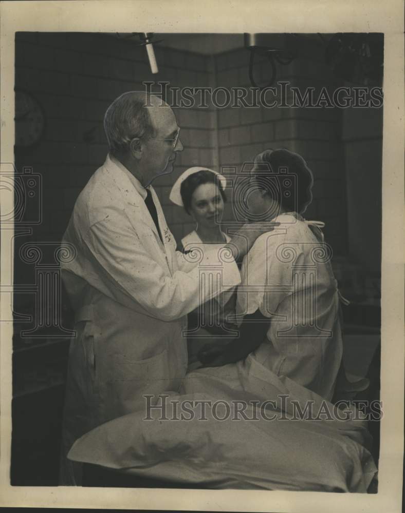 1968 Press Photo Dr. Edward Krementz, Tulane University, examines patient&#39;s skin- Historic Images