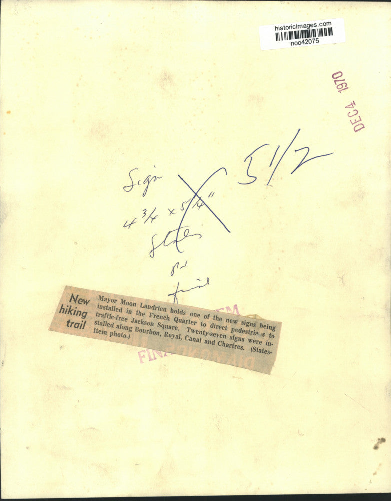 1970 Press Photo Mayor Moon Landrieu with sign installed in the French Quarter