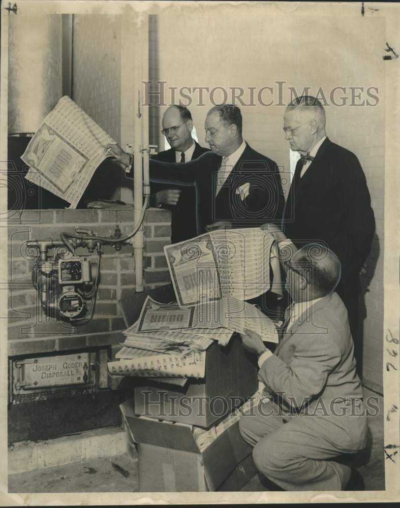 1959 Press Photo Mississippi River Bridge Authority officials burning bonds