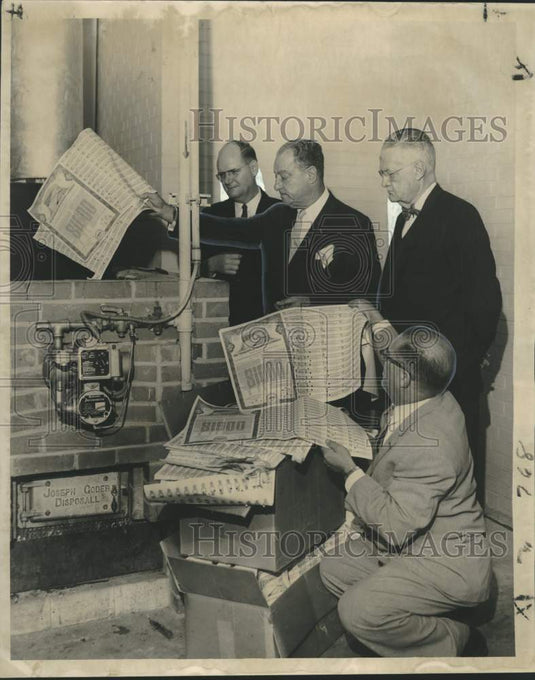 1959 Press Photo Mississippi River Bridge Authority officials burning bonds