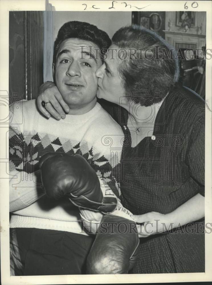 Press Photo Vince Martinez, boxer, is kissed by a woman - noo42131- Historic Images