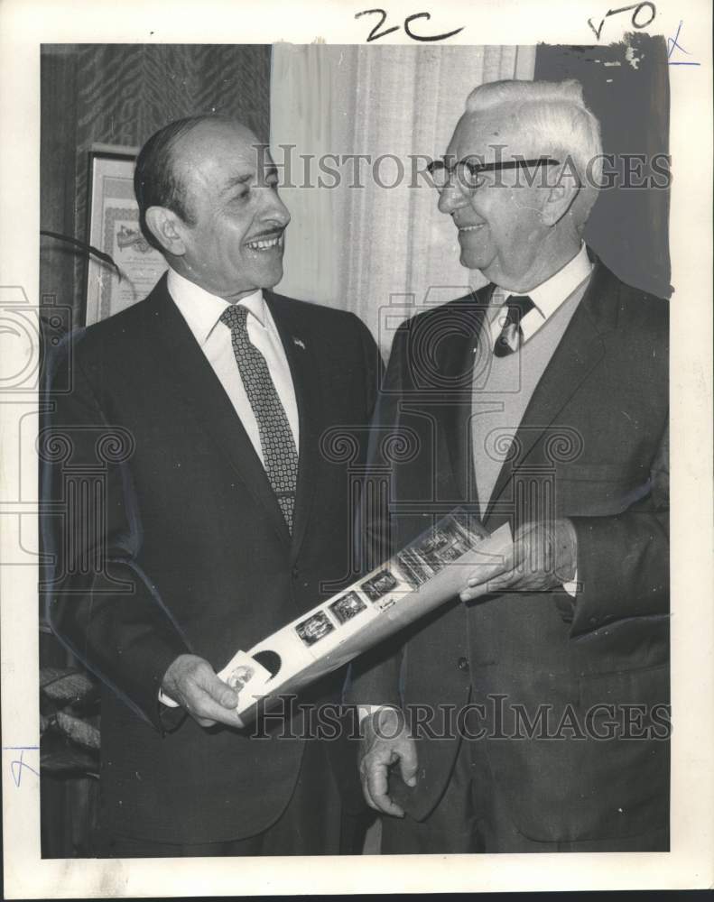 1969 Press Photo Harry Martinez honored by New Orleans Mayor for sports writing- Historic Images