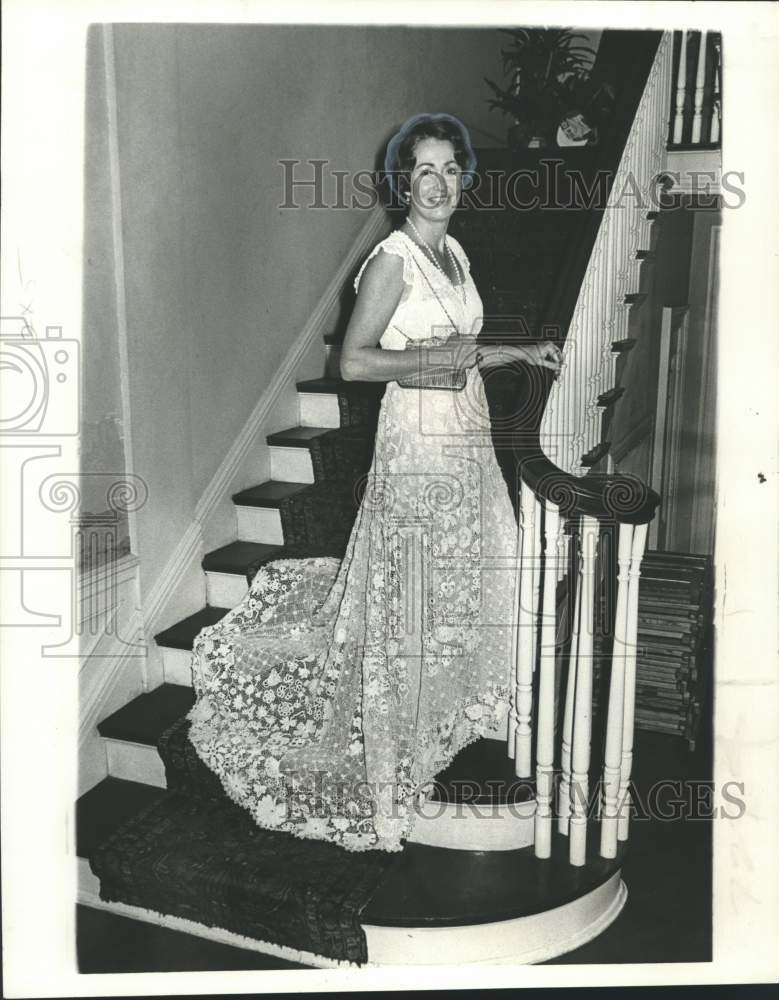 1975 Press Photo Julie (Mrs. John M.) McCollam poses on staircase in New Orleans- Historic Images