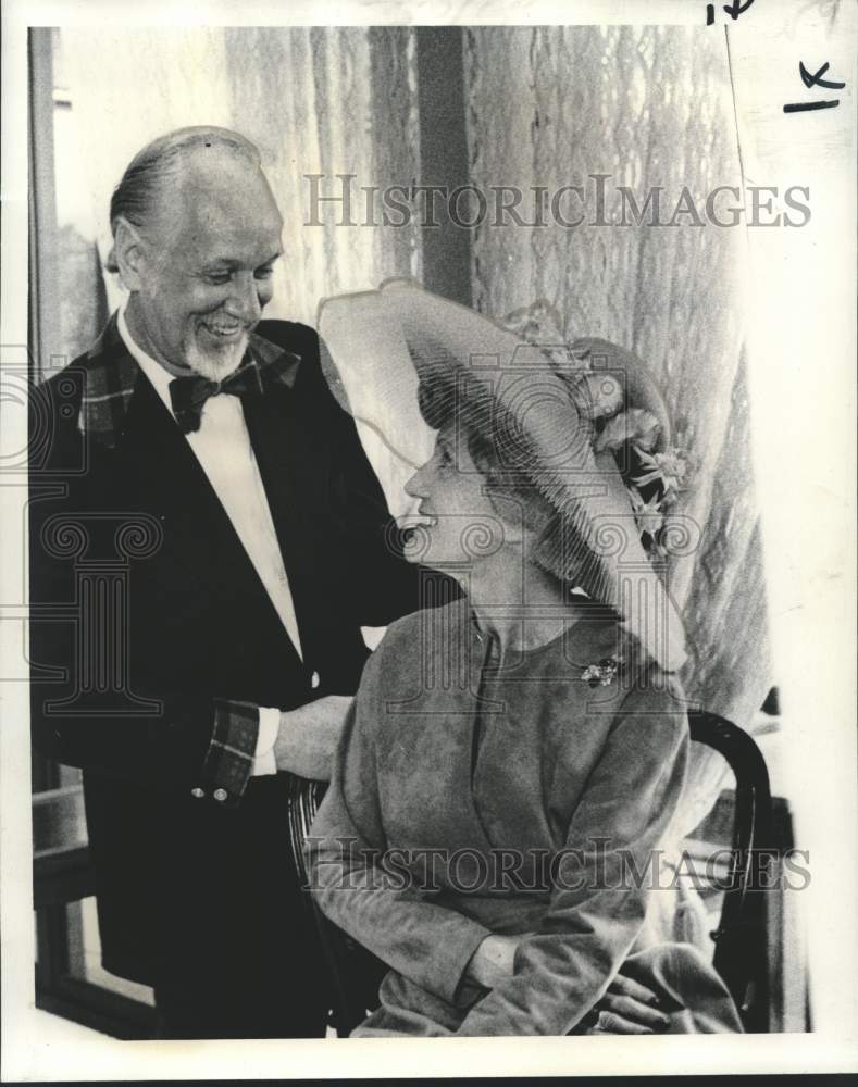 1976 Press Photo New Orleans-Mrs. Frank Nemec wears hat by Jack McConnell- Historic Images