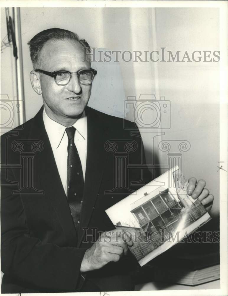 1959 Press Photo Dr. Bernard Lemann, Louisiana historian, with picture of house- Historic Images