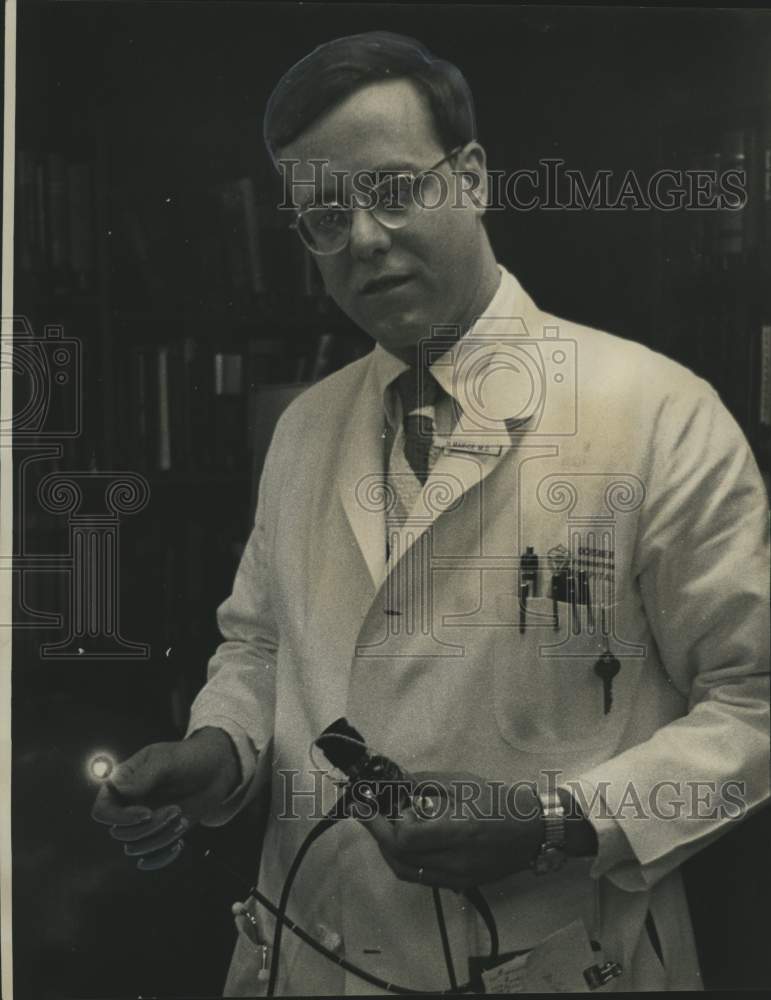 1975 Press Photo New Orleans doctor with invention to help during Carnival- Historic Images