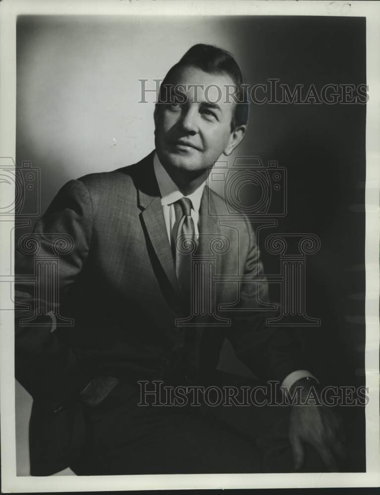 Load image into Gallery viewer, 1966 Press Photo New York milliner Don Marshall visits Kreeger on Canal Street
