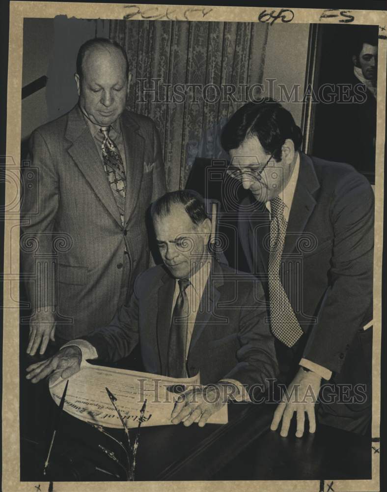 Load image into Gallery viewer, 1974 Press Photo Judge Ernest N. Morial sworn in to Louisiana Court of Appeal

