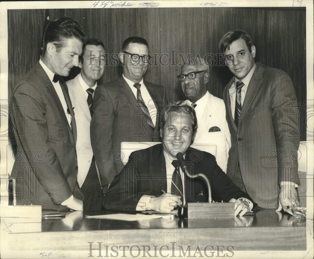 1970 Press Photo New Orleans-Mayor Moon Landrieu signs construction agreement - Historic Images