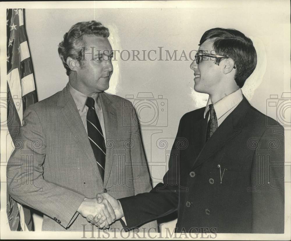 1970 Press Photo New Orleans Mayor Moon Landrieu congratulates Gary Ganzar- Historic Images