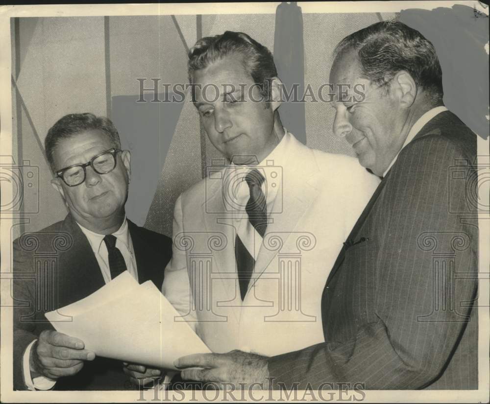 1970 Press Photo Mayor Moon Landrieu meeting with Metropolitan Area Committee- Historic Images