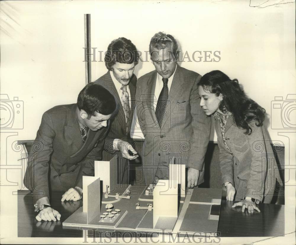 1971 Press Photo Tulane University students conferring with Mayor Moon Landrieu- Historic Images